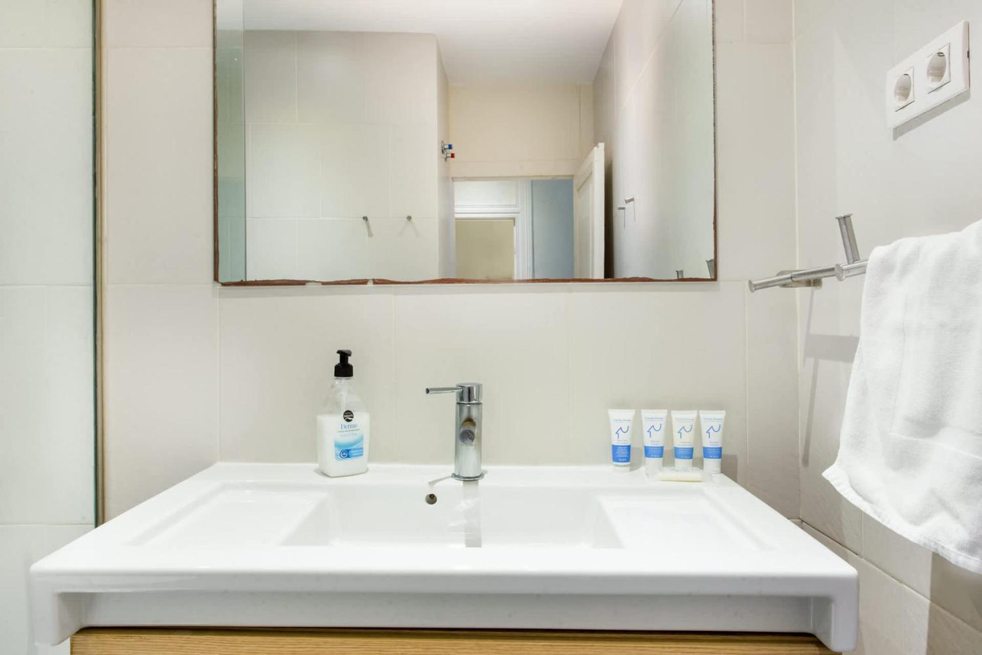 4bedroom With Balcony In Ramblas 1 1 Apartment Barcelona